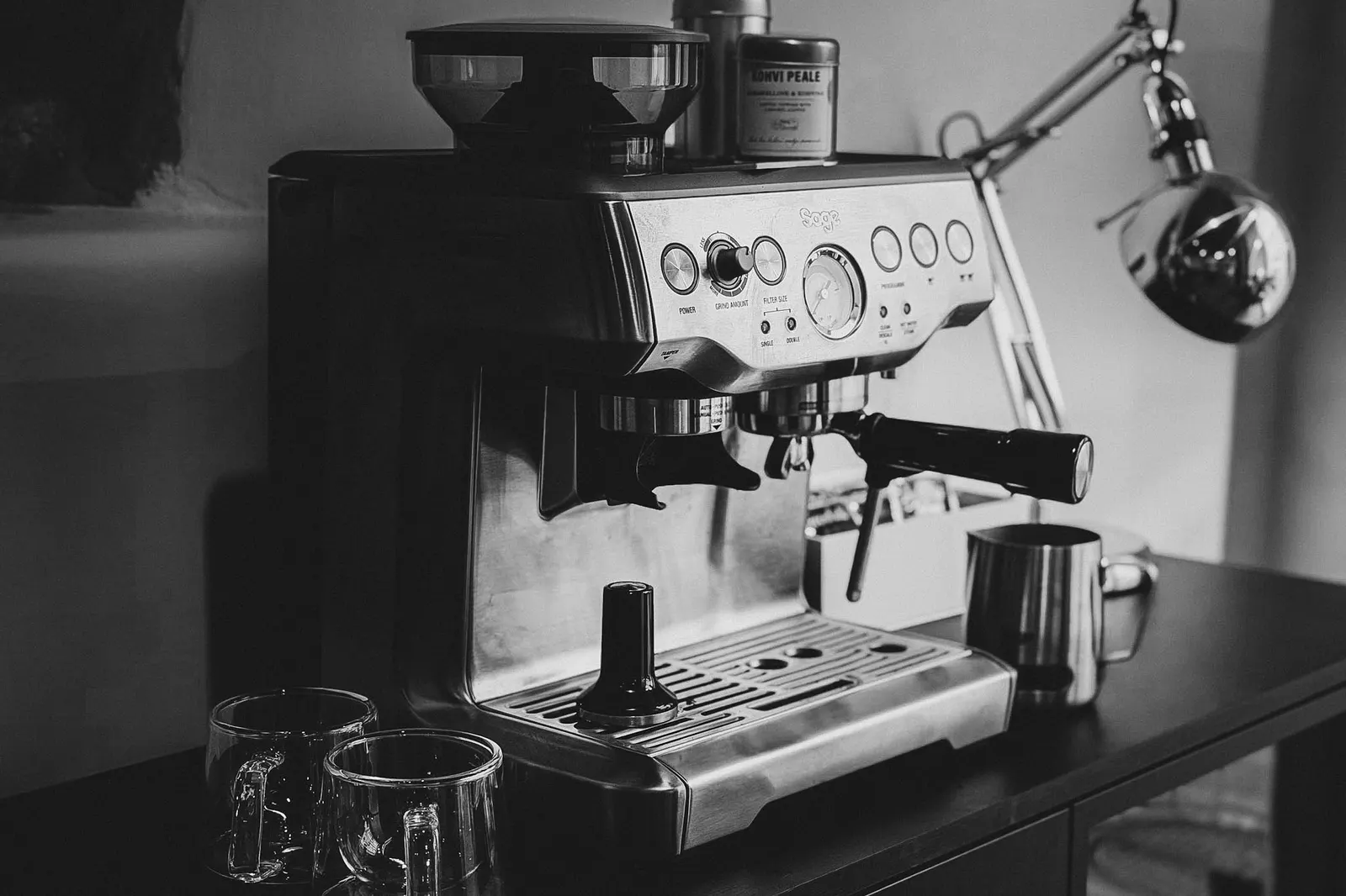Espressomasin ateljee nurgas — kohv on meie poolt